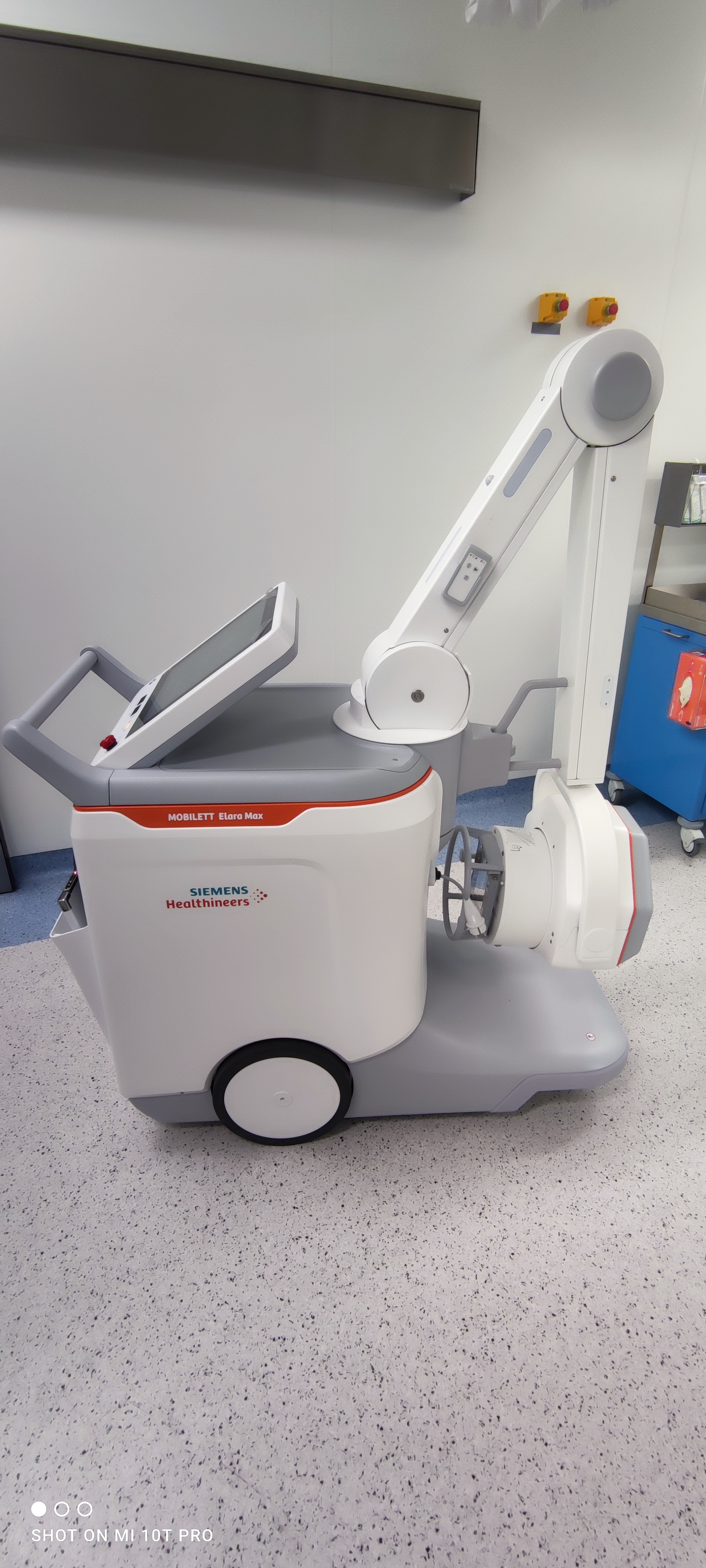 Zdjęcie przedstawia aparat rentgenowski Mobilett Elara Max firmy Siemens